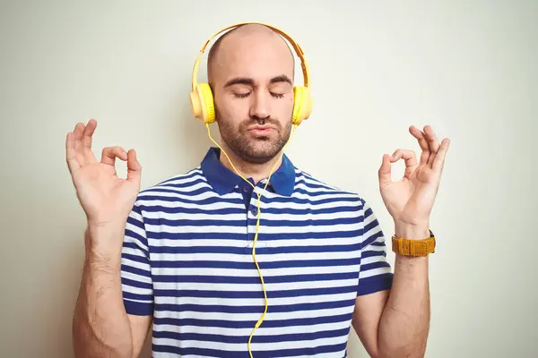 Jovem Ouvindo Música Usando Fones Ouvido Amarelos Sobre Fundo Isolado — Fotografia de Stock