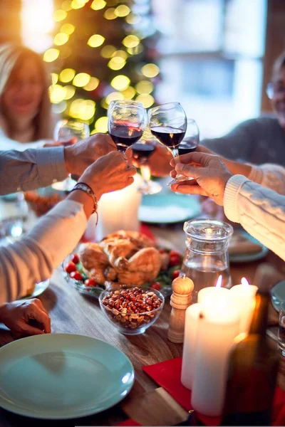 伝統的な料理と装飾でクリスマスの前夜を祝う家で家族や友人の食事 すべて一緒にテーブルの上に座って — ストック写真