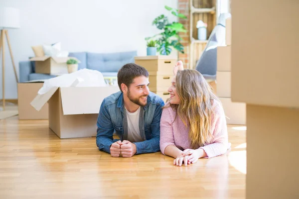 Junges schönes verliebtes Paar entspannt auf dem Boden liegend — Stockfoto