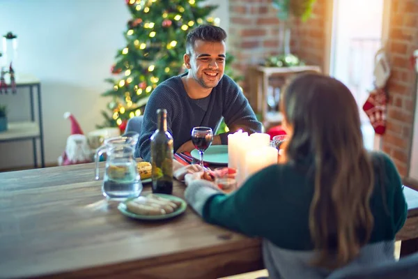 Joven Hermosa Pareja Sonriendo Feliz Confiada Comer Comida Celebrando Navidad —  Fotos de Stock