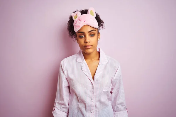 Ung Afrikansk Amerikansk Kvinna Bär Pyjamas Och Mask Över Isolerade — Stockfoto