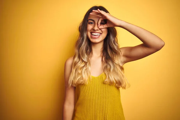 Jovem Bela Mulher Vestindo Shirt Sobre Amarelo Isolado Fundo Fazendo — Fotografia de Stock