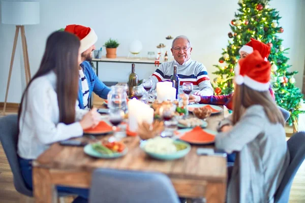 Bella Famiglia Indossa Cappello Babbo Natale Incontro Sorridente Felice Fiducioso — Foto Stock