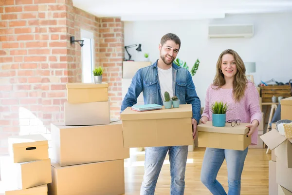 Junges schönes Paar sehr glücklich zusammen hält Pappschachtel — Stockfoto