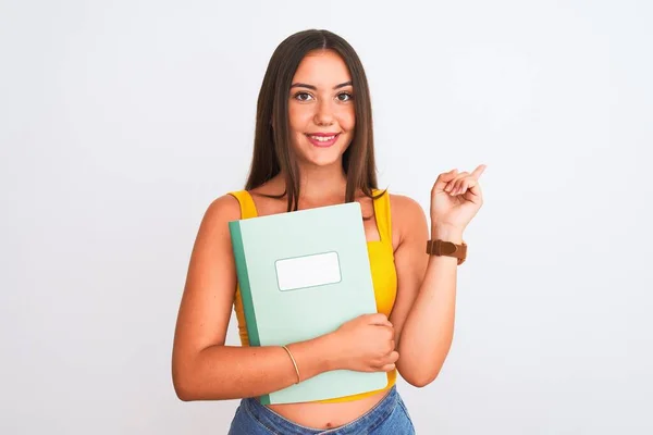 Giovane Bella Studentessa Tenendo Taccuino Piedi Sopra Isolato Sfondo Bianco — Foto Stock