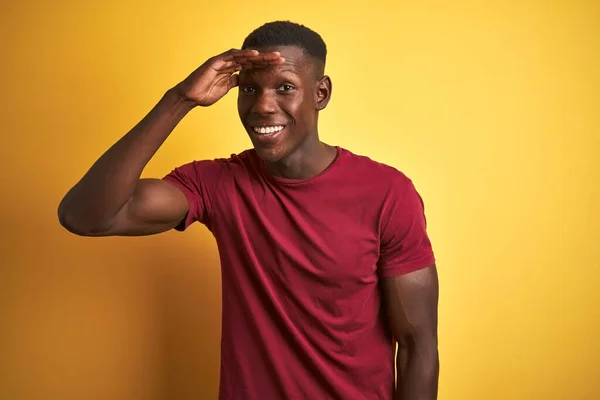 Jovem Afro Americano Vestindo Camiseta Vermelha Sobre Fundo Amarelo Isolado — Fotografia de Stock