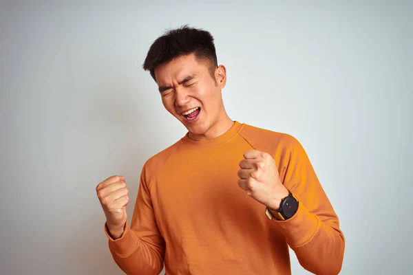 오렌지 스웨터 고립된 아시아 남자는 웃으며 성공하기 소리를 지르며 즐겁고 — 스톡 사진