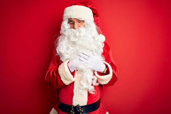 Pohledný Muž Středního Věku Kostýmu Santa Stojí Nad Izolovaným Červeným — Stock fotografie