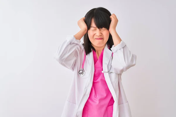 청진기를 아름다운 중국의 의사는 편두통때문에 극도로 절망적 스트레스를 있었다 머리에 — 스톡 사진