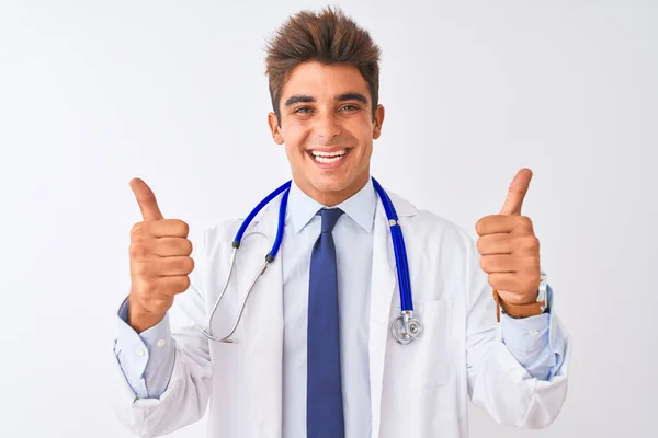 Joven Hombre Médico Guapo Usando Estetoscopio Sobre Signo Éxito Fondo —  Fotos de Stock