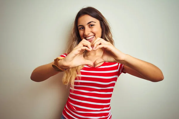 Jovem Mulher Bonita Vestindo Listras Vermelhas Camiseta Sobre Fundo Isolado — Fotografia de Stock