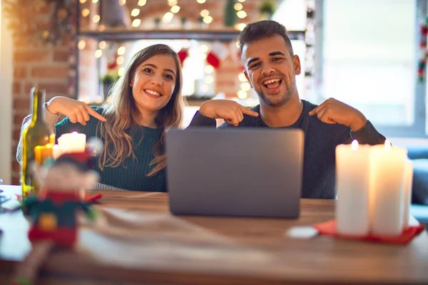 Junges Schönes Paar Sitzt Mit Laptop Weihnachtsdekoration Hause Und Sieht — Stockfoto
