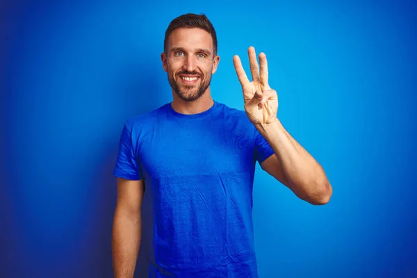 Homem Bonito Jovem Vestindo Shirt Casual Sobre Fundo Isolado Azul — Fotografia de Stock