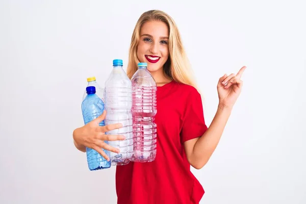 Ung Vacker Kvinna Återvinning Plastflaskor Stående Över Isolerad Vit Bakgrund — Stockfoto