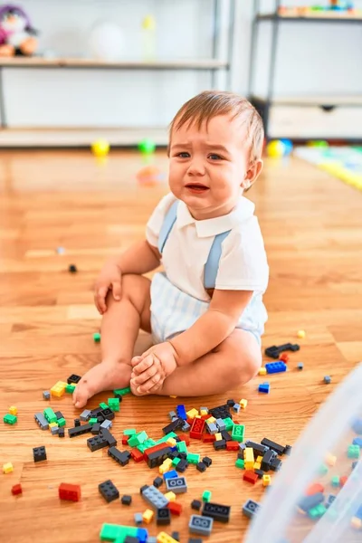 Adorable Niño Llorando Alrededor Montón Juguetes Jardín Infantes — Foto de Stock