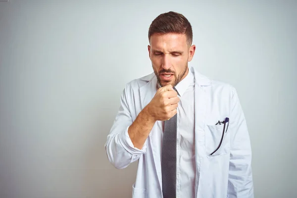 Zole Edilmiş Arka Planda Beyaz Kürk Giyen Yakışıklı Doktor Kendini — Stok fotoğraf