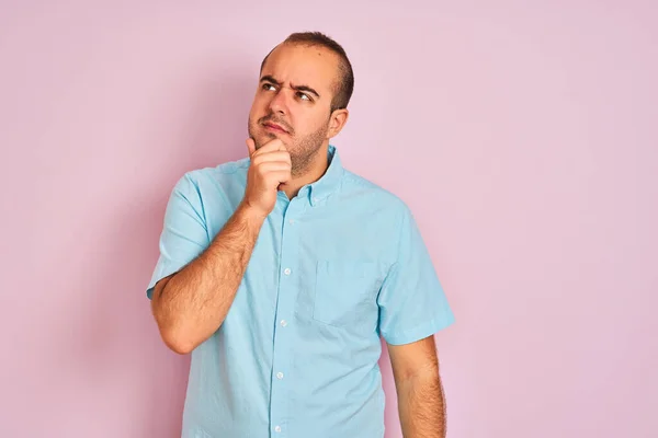 Hombre Joven Con Camisa Casual Azul Pie Sobre Fondo Rosa —  Fotos de Stock