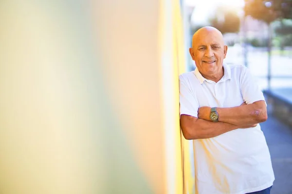 Hombre Guapo Mayor Sonriendo Feliz Confiado Apoyado Pared Con Sonrisa — Foto de Stock