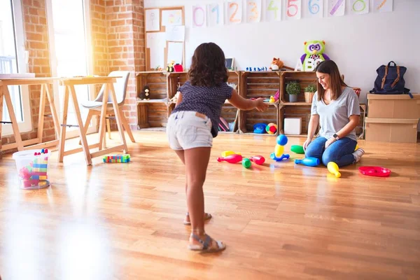 Bella Insegnante Bambina Che Gioca Bowling All Asilo — Foto Stock