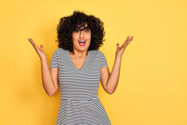 Mujer Árabe Joven Con Pelo Rizado Con Vestido Rayas Sobre — Foto de Stock