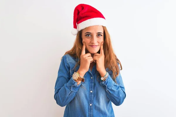 Joven Hermosa Pelirroja Vistiendo Sombrero Navidad Sobre Fondo Aislado Sonriendo —  Fotos de Stock