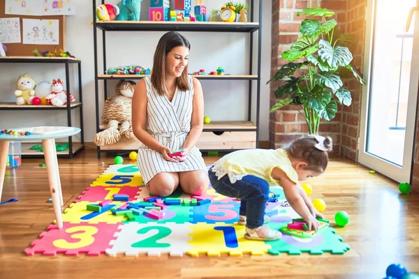 Junge Schöne Lehrerin Und Kleinkind Spielen Kindergarten Mit Bauklötzen — Stockfoto