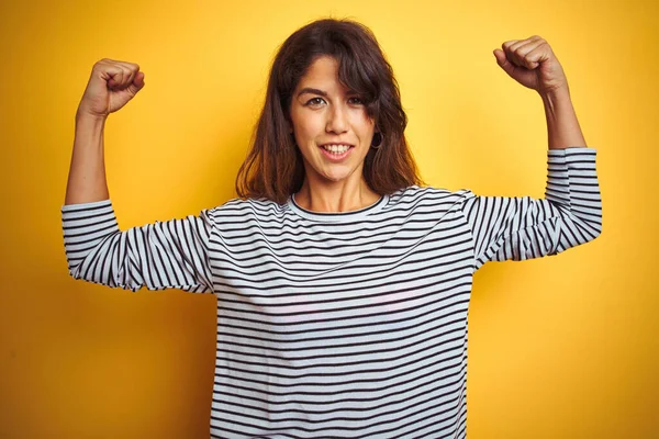 Ung Vacker Kvinna Bär Ränder Shirt Stående Över Gul Isolerad — Stockfoto