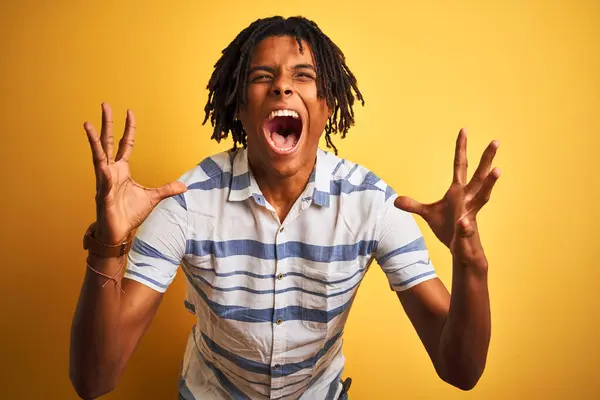 Afro Amerikaanse Man Met Dreadlocks Draagt Gestreept Shirt Geïsoleerde Gele — Stockfoto