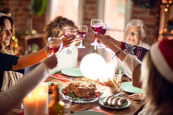 Hermoso Grupo Mujeres Sonriendo Felices Confiadas Comer Pavo Asado Brindar — Foto de Stock