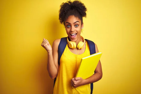 Afro Mulher Usando Mochila Fones Ouvido Segurando Notebook Sobre Fundo — Fotografia de Stock