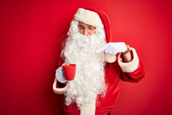 Homem Sênior Vestindo Traje Papai Noel Segurando Xícara Café Sobre — Fotografia de Stock