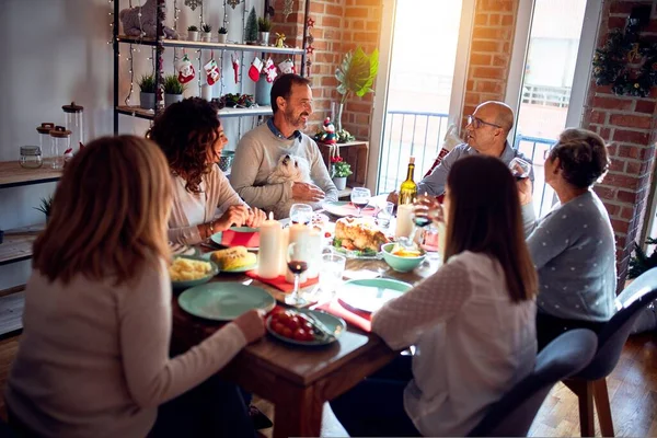 Família Amigos Jantando Casa Celebrando Véspera Natal Com Comida Tradicional — Fotografia de Stock