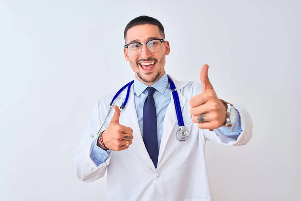 Ung Läkare Man Bär Stetoskop Över Isolerad Bakgrund Godkänner Gör — Stockfoto