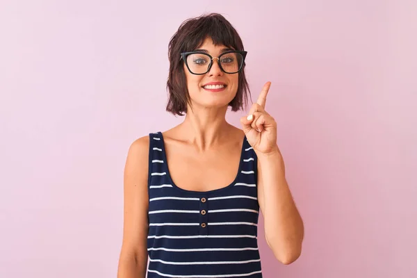 Hermosa Mujer Con Una Camiseta Rayas Gafas Pie Sobre Fondo — Foto de Stock