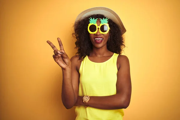 Afroamerykanka Śmiesznych Ananasowych Okularach Przeciwsłonecznych Odizolowanym Żółtym Tle Uśmiechnięta Szczęśliwą — Zdjęcie stockowe