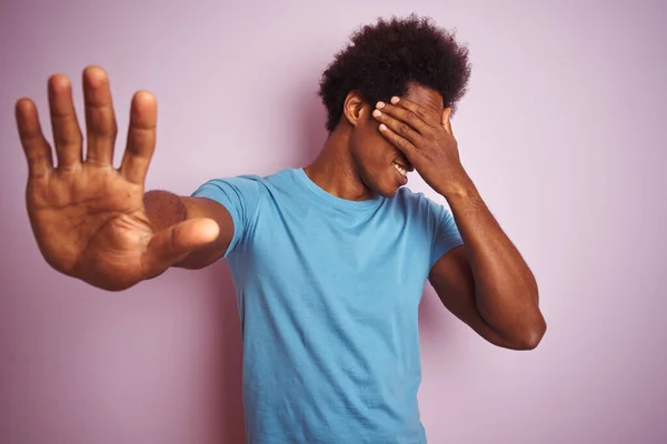 Hombre Afroamericano Con Pelo Afro Vistiendo Una Camiseta Azul Pie — Foto de Stock