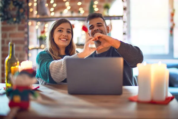 Junge Schöne Paar Sitzt Mit Laptop Weihnachtsdekoration Hause Lächelnd Verliebt — Stockfoto