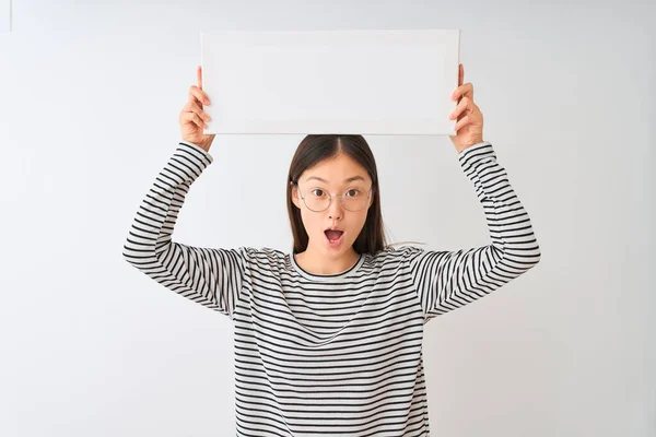 Jonge Chinese Vrouw Dragen Glazen Houden Banner Geïsoleerde Witte Achtergrond — Stockfoto