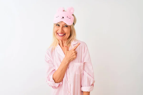 Mujer Mediana Edad Con Máscara Sueño Pijama Sobre Fondo Blanco — Foto de Stock