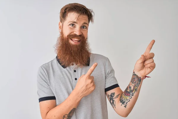 Jonge Roodharige Ierse Man Met Grijze Polo Een Geïsoleerde Witte — Stockfoto