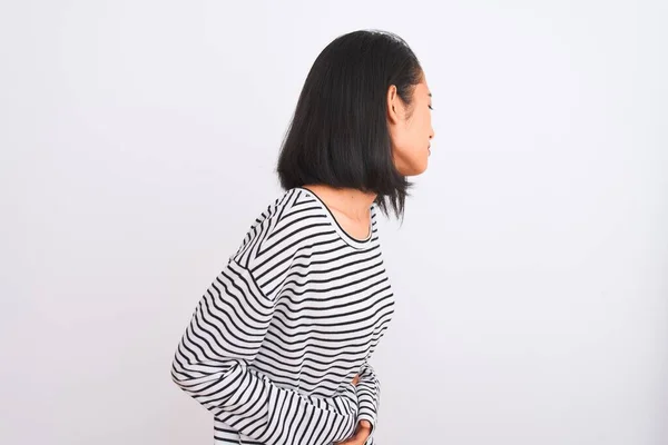 年轻的中国女人穿着条纹T恤 手托着肚子站在孤立的白色背景上 因为恶心 痛苦的疾病感觉不舒服 阿切概念 — 图库照片