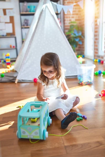 Entzückendes Blondes Kleinkind Spielt Kindergarten Mit Auto Spielzeug Jede Menge — Stockfoto