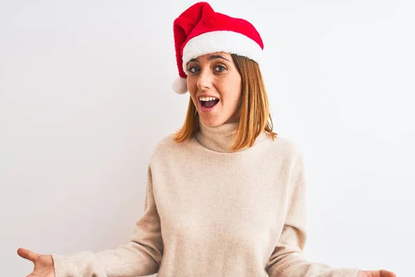 Bella Rossa Donna Indossa Cappello Natale Sfondo Isolato Sorridente Allegro — Foto Stock