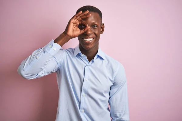 Afrikanisch Amerikanischer Mann Blau Elegantem Hemd Steht Über Isoliertem Rosa — Stockfoto