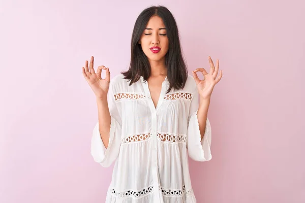 Young Chinese Woman Wearing Summer Shirt Standing Isolated Pink Background — Stock Photo, Image