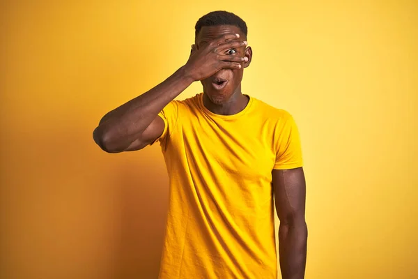 Joven Hombre Afroamericano Vistiendo Camiseta Casual Pie Sobre Aislado Fondo — Foto de Stock