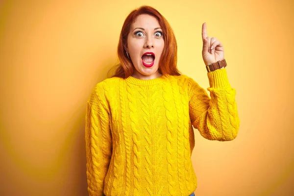 Hermosa Mujer Pelirroja Vistiendo Suéter Invierno Pie Sobre Fondo Amarillo — Foto de Stock