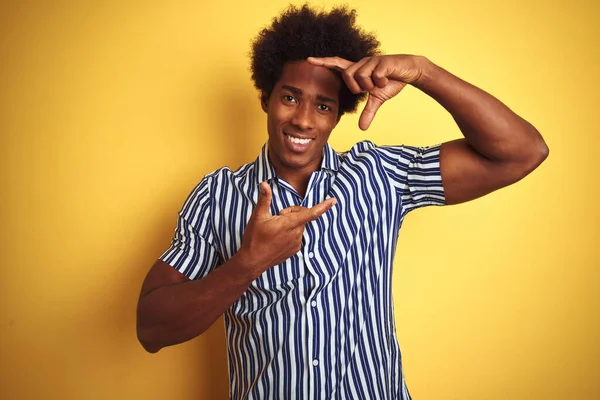 Amerikansk Man Med Afro Hår Bär Randig Skjorta Stående Över — Stockfoto