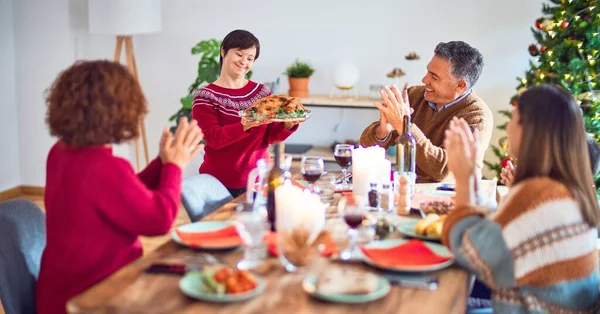 Mutlu Kendinden Emin Gülümseyen Güzel Bir Aile Bir Tanesi Evde — Stok fotoğraf