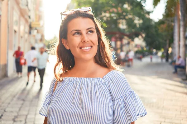 Joven Hermosa Mujer Sonriendo Feliz Caminando Por Las Calles Ciudad —  Fotos de Stock